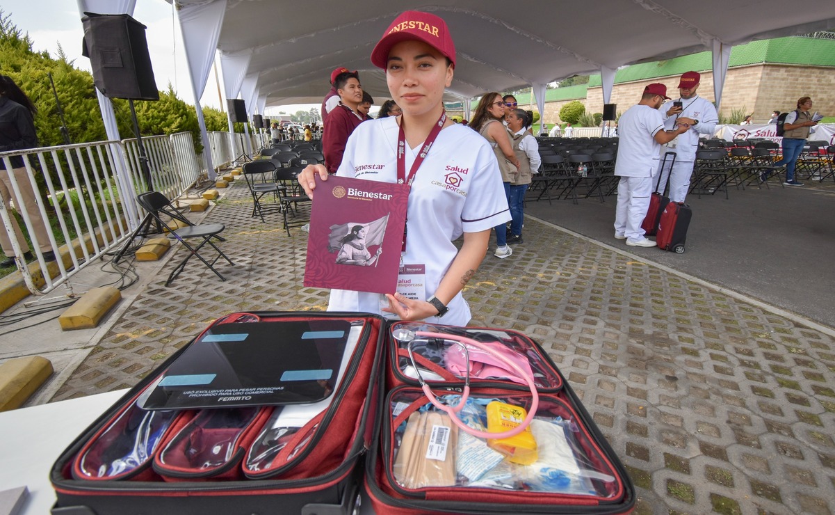 Cada maletín del programa "Salud Casa por Casa" incluye herramientas esenciales como baumanómetros y tabletas con historial clínico digital / Foto: Especial