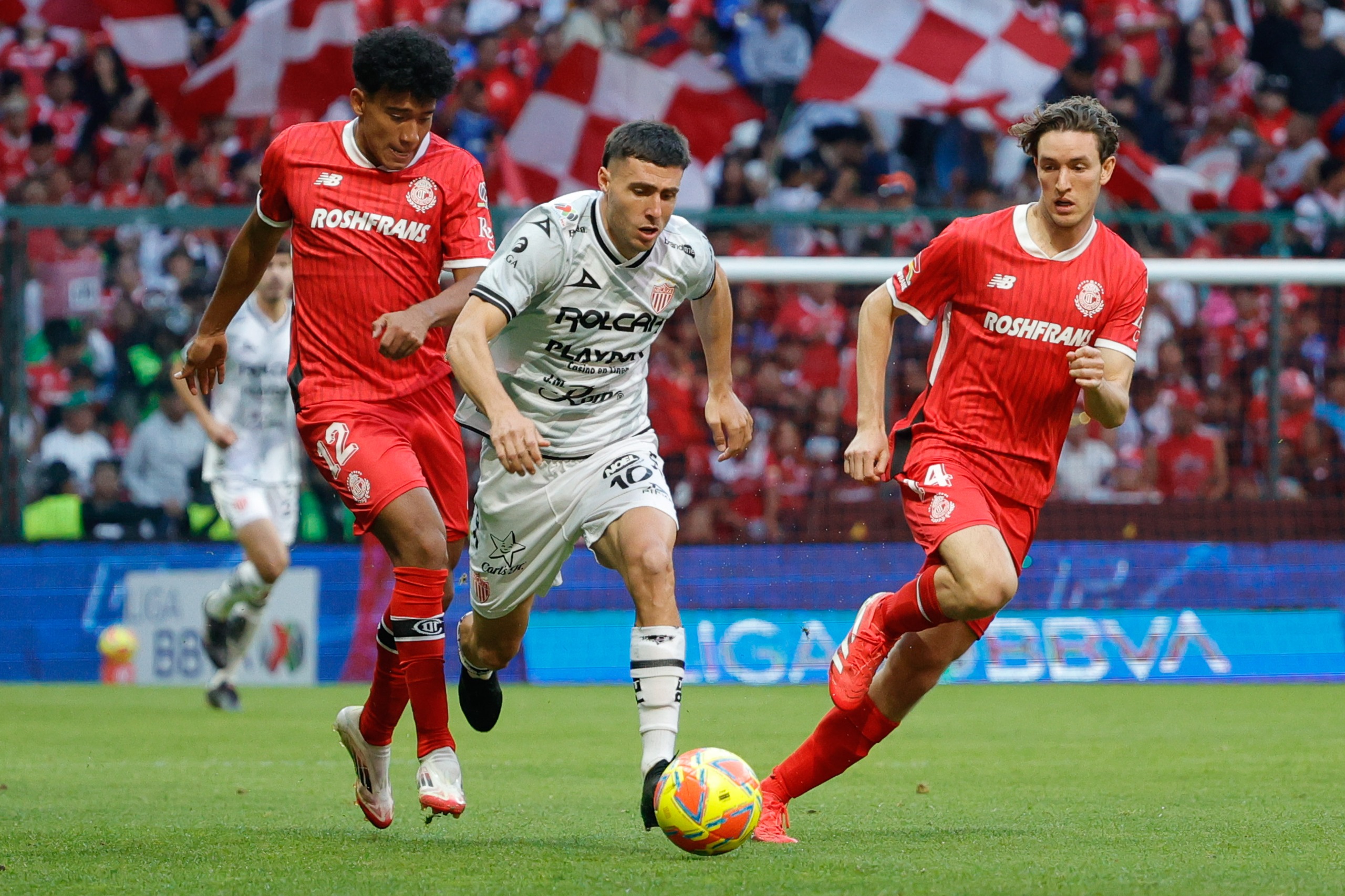 Diablos controlan el segundo tiempo, generando múltiples oportunidades de gol. Foto Arturo Hernández