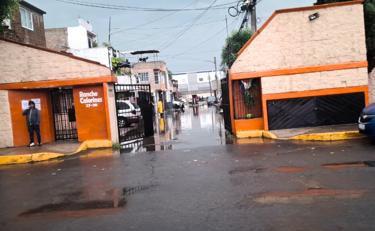 La fuerte lluvia provocó inundaciones que rebasaron banquetas y afectaron viviendas en Cuautitlán, Méx. Foto: Especial