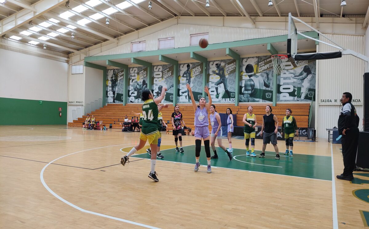 El equipo Maxibasquetbol “Edoméx” venció 55 a 42 puntos a “Power Rangers”, un equipo integrado por jugadoras 20 años menores. Foto: Óscar Villa
