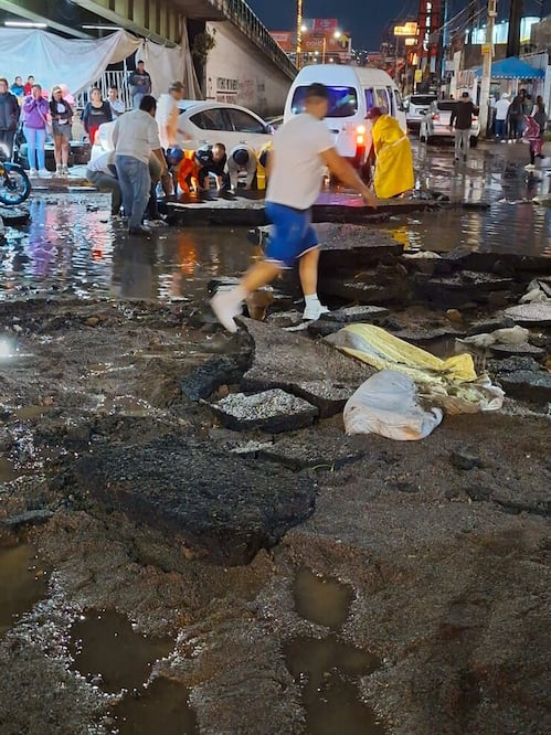 Los Reyes La Paz, Méx.-La tromba que cayó la tarde de este domingo provocó la inundación del Hospital General de Zona 53 del Instituto Mexicano del Seguro Social (IMSS), localizado en la carretera federal México-Texcoco