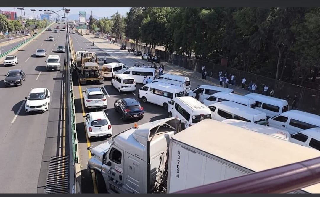 Unidades de transporte bloquean carriles centrales y laterales de Periférico Norte a la altura del Parque Naucalli. Foto Especial