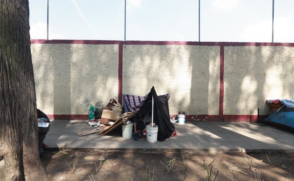 Afuera del Hospital del Niño en Toluca, familias de los pacientes viven un doble calvario debido al "acoso" de personas en situación de calle. Foto Alejandro Vargas / El Universal