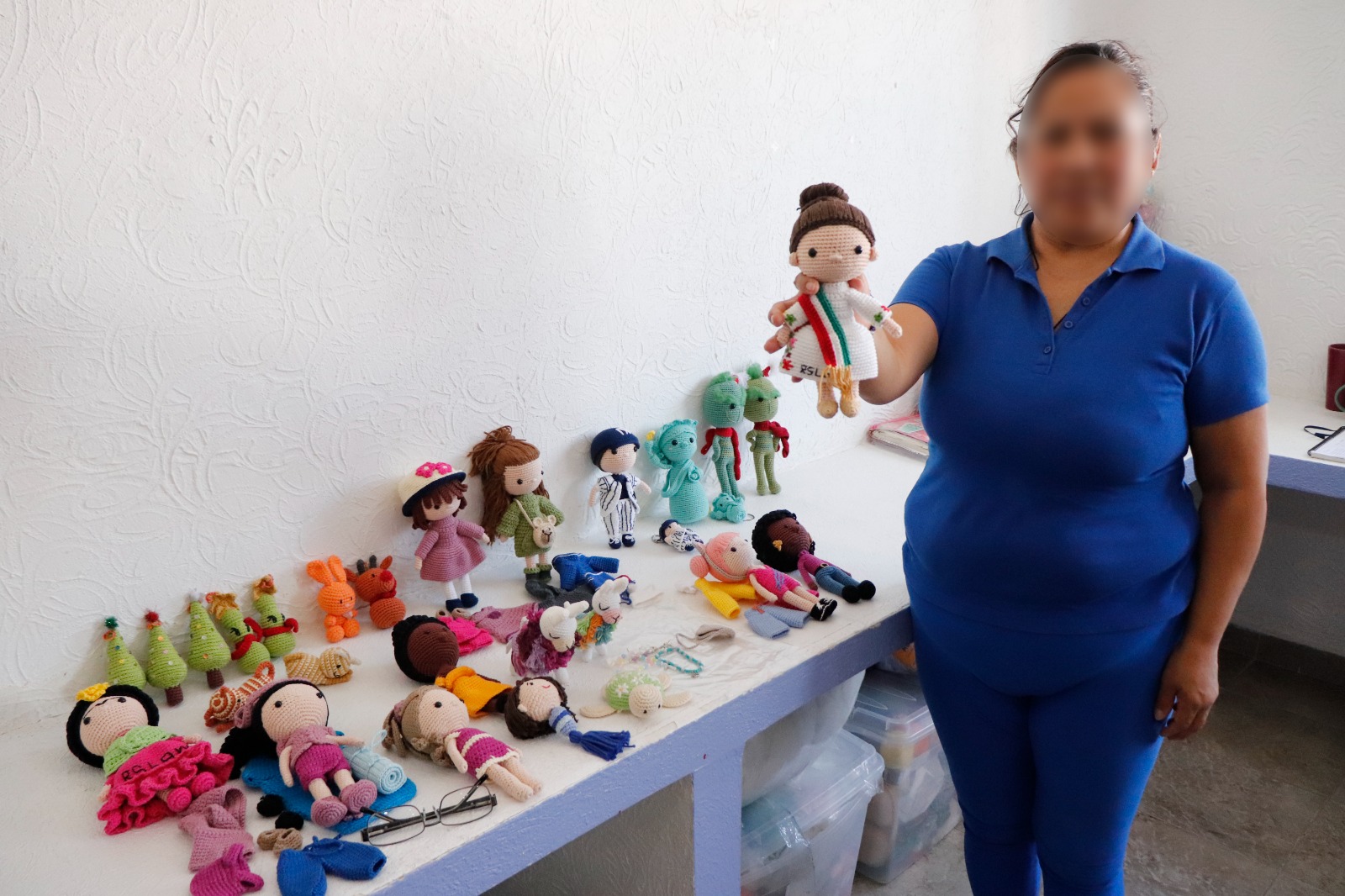 Internas de Barrientos crean muñecos de crochet de líderes como Sheinbaum y Kahlo. Foto Especial