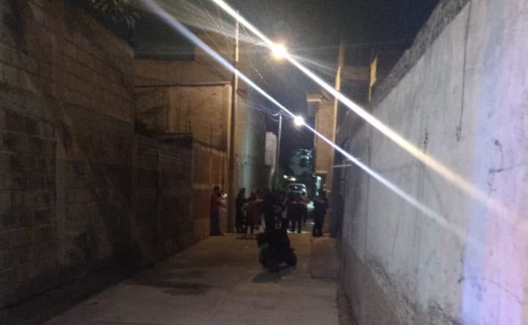 Elementos de la Policía Municipal acordonaron la zona en la colonia San Miguel Acuitlapilco tras el ataque armado. Foto Especial