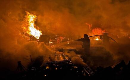 ¡Héroes sin capa! Bomberos sofocan incendio en fábrica de tarimas en Teoloyucan