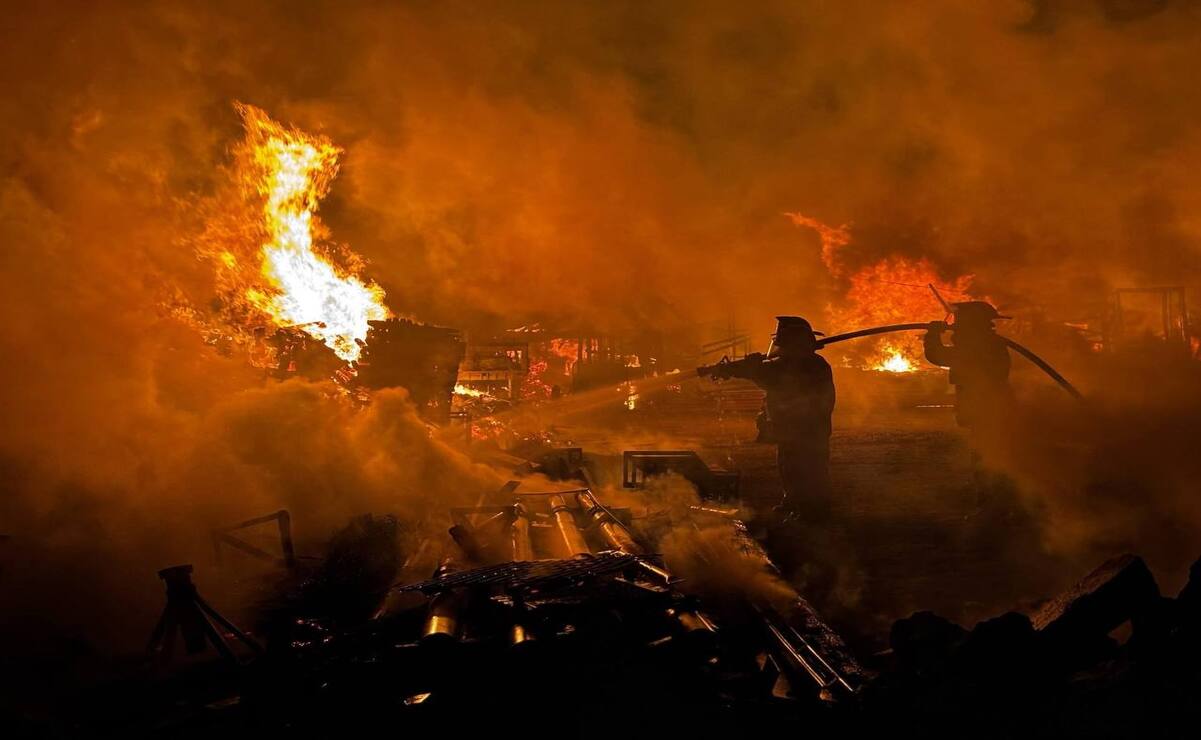 Los bomberos tardaron alrededor de 3 horas para poder controlar el incendio en la tarimera de Teoloyucan. Foto: Especial