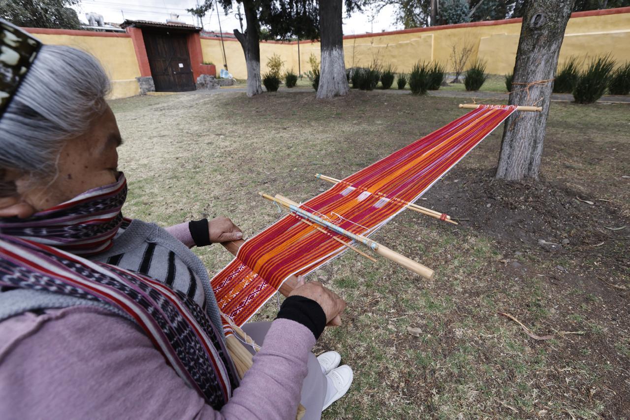 Al adquirir una pieza hecha a mano, no solo estás adquiriendo un objeto hermoso, sino que estás apoyando a una artesana y preservando una tradición milenaria. Foto Jorge Alvarado