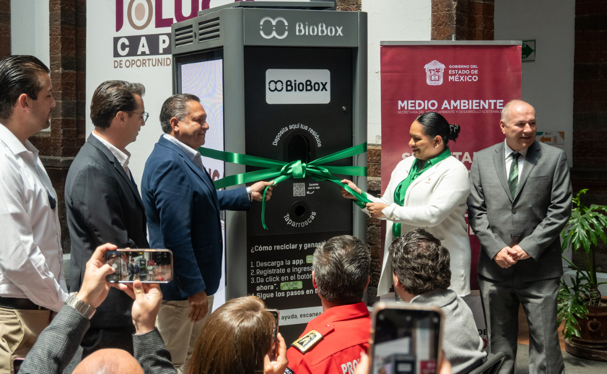 El alcalde de Toluca, Ricardo Moreno Bastida, anuncia la llegada de la primera máquina inteligente de reciclaje al municipio. Foto: Especial