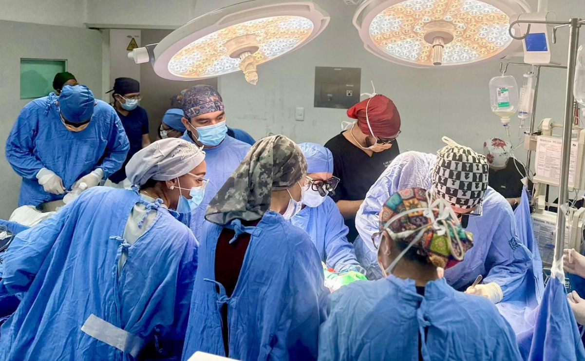 Los cirujanos trabajan incansablemente para realizar el trasplante de órganos / Foto: Especial