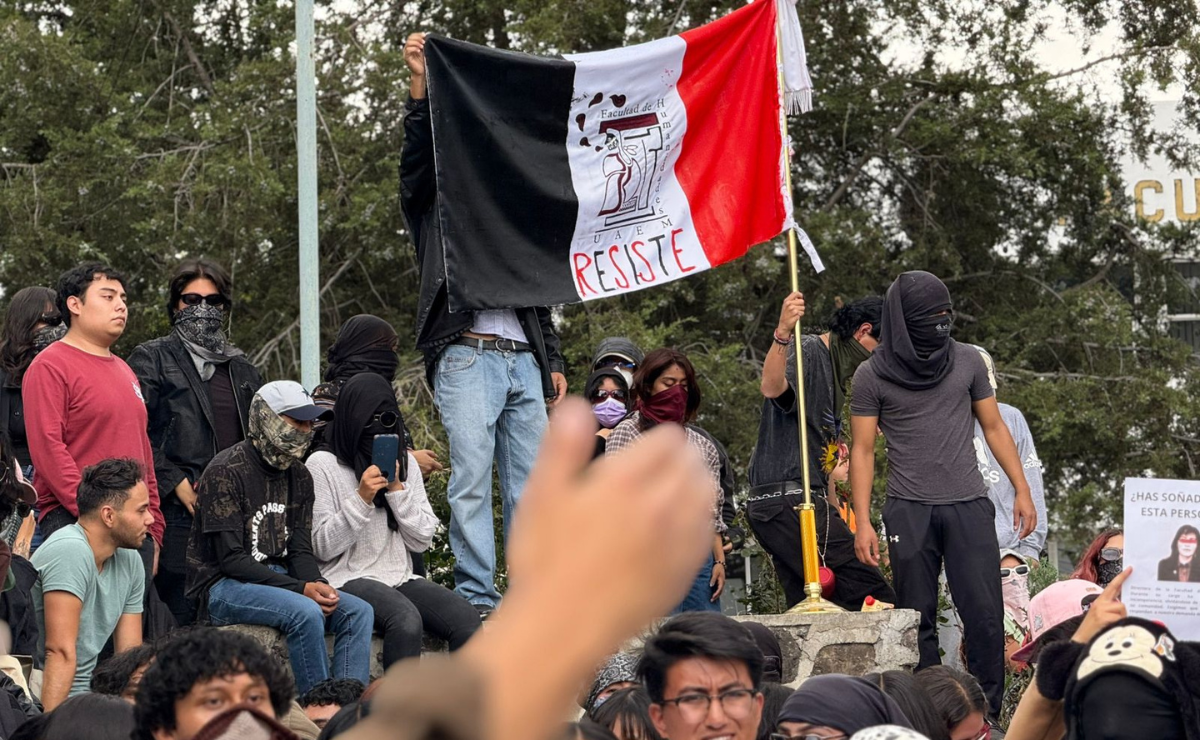 Los estudiantes en paro de la Facultad de Humanidades de la UAEMéx entregaron su pliego petitorio al encargado de rectoría, buscando soluciones a sus demandas clave. Foto: Especial