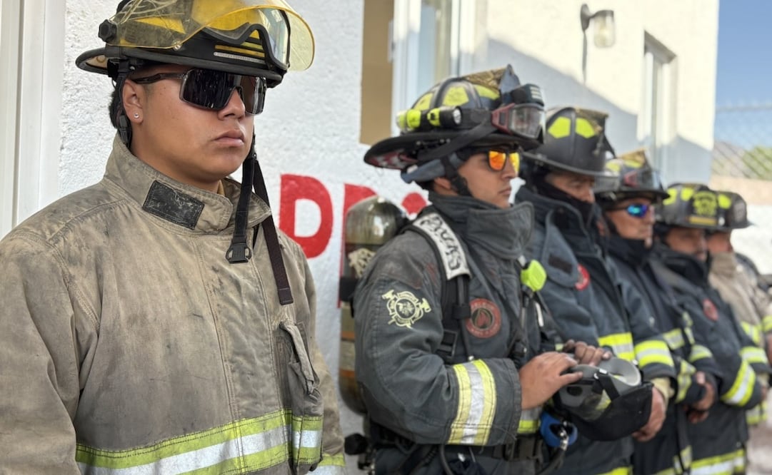 Personal de Protección Civil trabaja junto a SEDENA y CONAFOR para combatir las llamas en los pueblos altos del Pueblo Mágico. Foto Arturo Contreras / El Universal