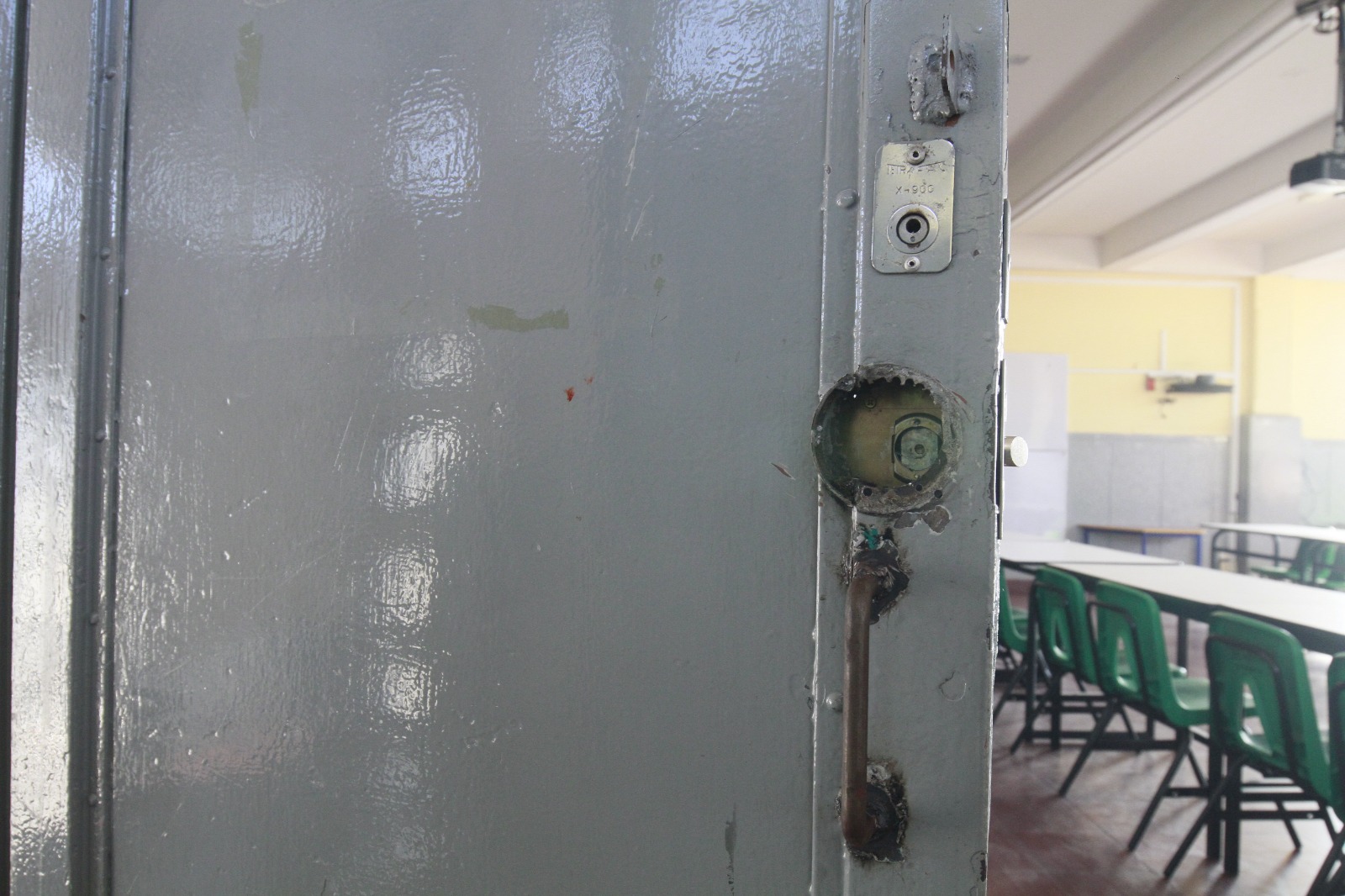 Los objetos más sustraídos de instituciones educativas son: computadoras, televisores, sillas, instalaciones eléctricas, cortinas, puertas, bocinas, escritorios y micrófonos. Foto: Alejandro Vargas / El Universal Estado de México