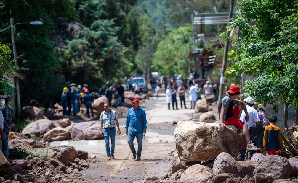 Autoridades estatales entregaron colchones, cobijas y kits de limpieza a las 9 familias cuyas viviendas sufrieron pérdida de enseres. Foto Especial