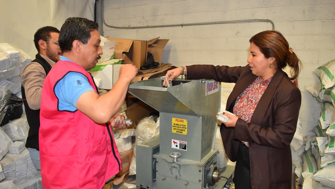 Vocales del INE supervisan el proceso para garantizar la confiabilidad del padrón de 13 millones de mexiquenses. Foto Especial