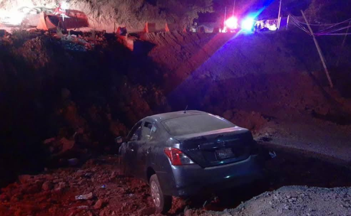 Elementos de Protección Civil trabajan para rescatar un vehículo que cayó en un socavón en Tenancingo. Foto: Especial