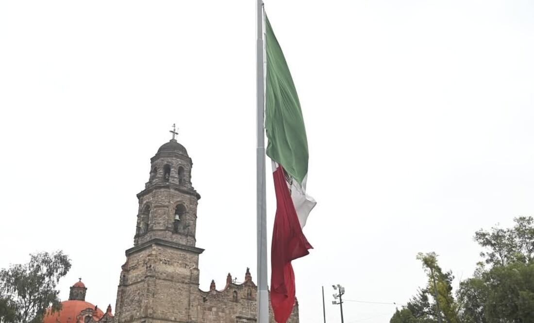 Municipios del Edomex izan bandera a media asta en memoria del 2 de octubre / Foto Especia