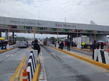 "Lanzaron gas y dispararon": Caos en la México-Puebla por protesta tras irrupción policial en escuela