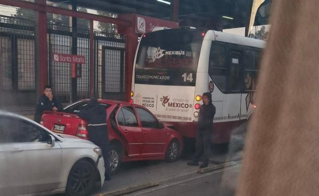 Dos automóviles chocaron con una unidad de Mexibús el día de hoy alrededor de las 7:00 horas. Foto: Especial.
