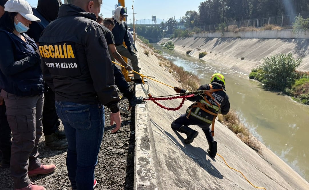 Bomberos municipales descendieron al canal en algunos puntos donde observaron objetos o bolsas abultadas. Foto. Arturo Contreras