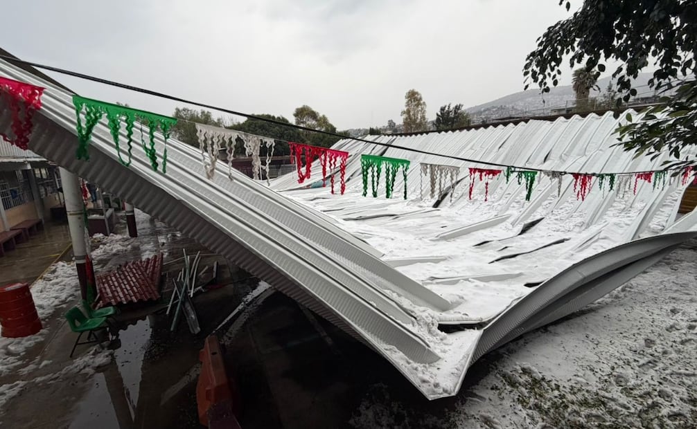 Bomberos de Ecatepec trabajan arduamente para retirar estructuras metálicas y láminas dañadas en planteles educativos. Foto Especial