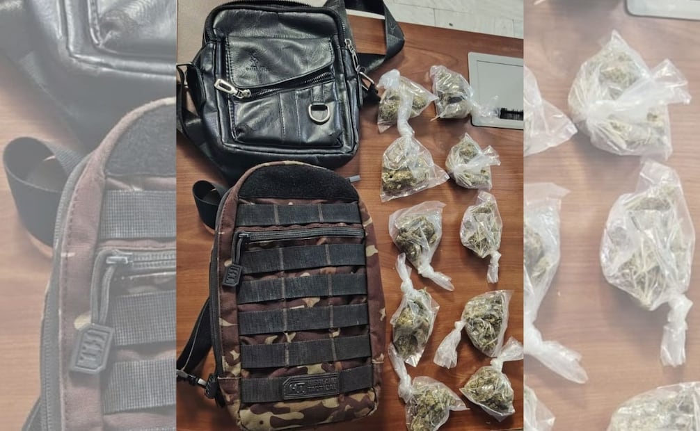 Durante la revisión, policías municipales aseguraron 10 bolsas con presunta marihuana. Foto especial