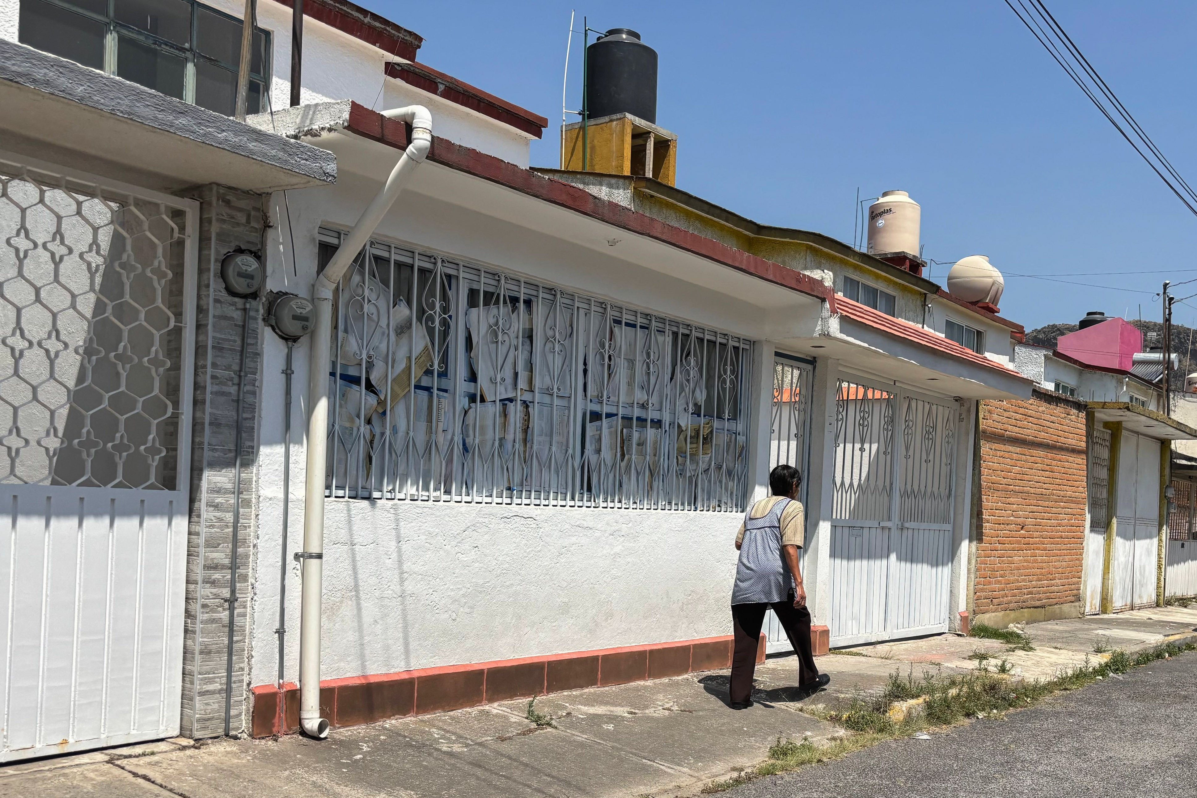 El robo de autopartes se ha extendido a aquellos vehículos estacionados a las afueras de las viviendas. Foto: Arturo Hernández / El Universal Estado de México