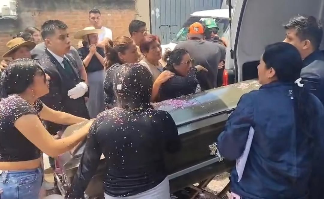 Familiares y amigos le dan el último adiós con música en San Martín Cuautlalpan. Foto Especial