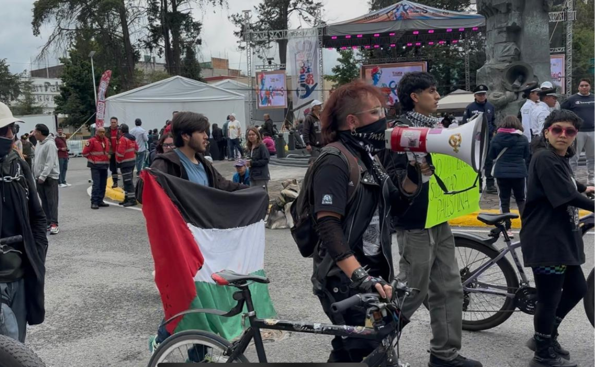 Activistas en Toluca protestan contra la construcción de un nuevo Starbucks, ligando el conflicto en Palestina con el despojo y la tala de árboles en su ciudad. Foto: Especial