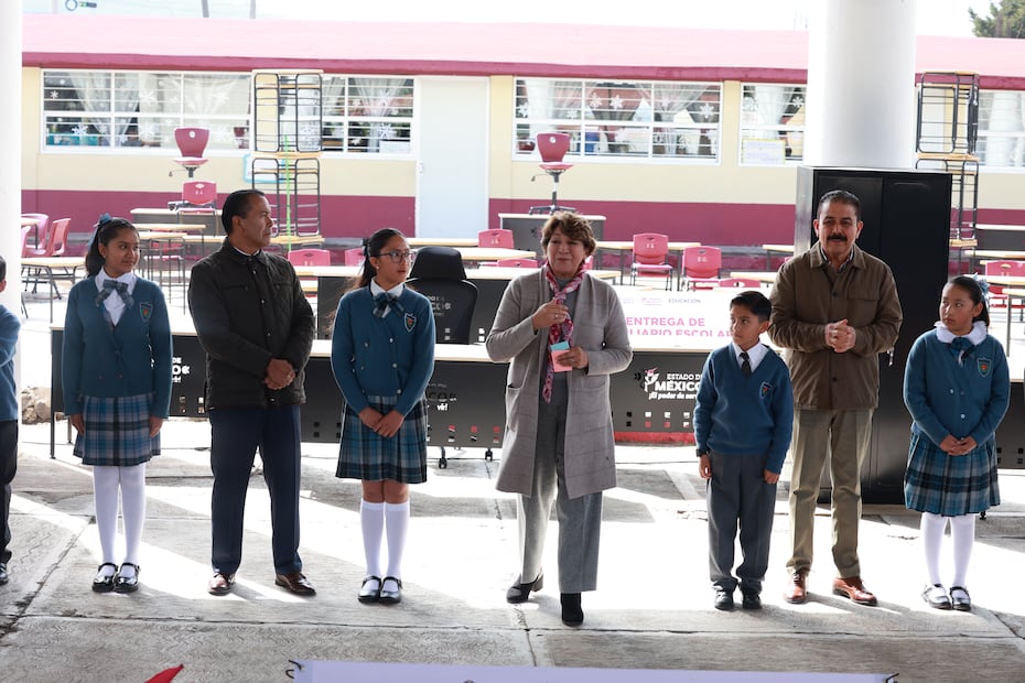 El secretario de Educación, Miguel Ángel Hernández, y la Gobernadora supervisan la rehabilitación de la Primaria "20 de Noviembre".  Foto Alejandro Vargas / El Universal