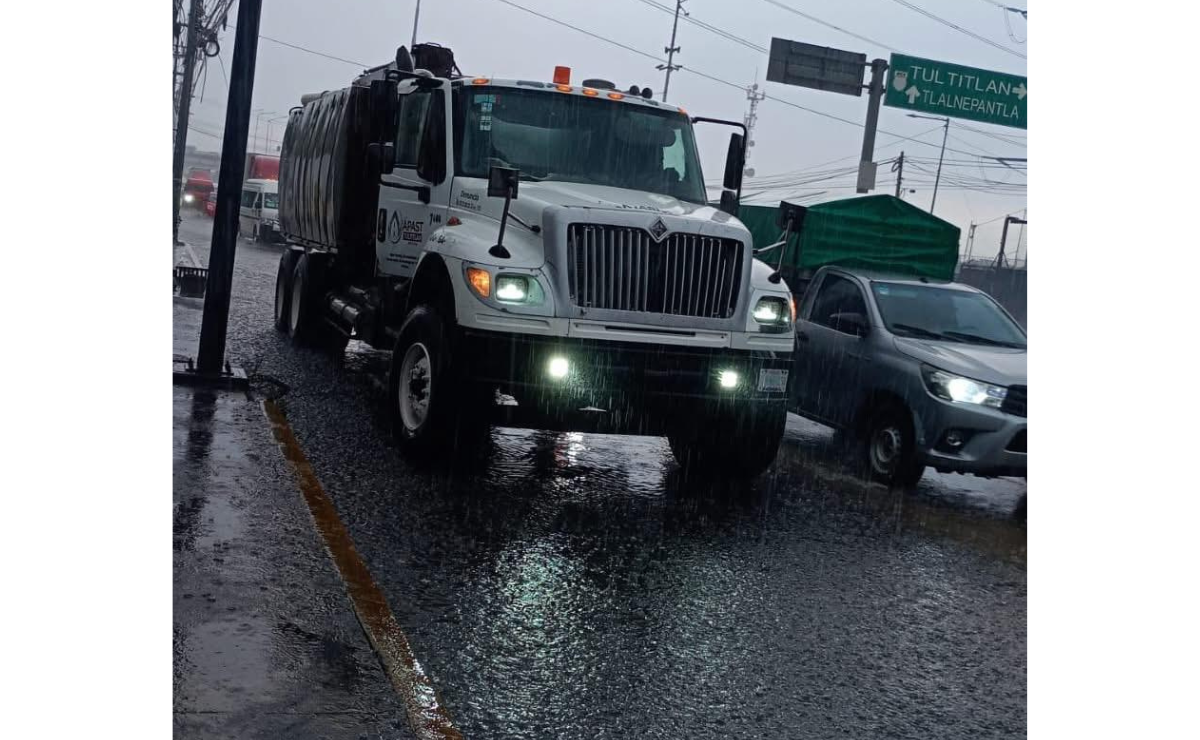 Encharcamientos en la Vía José López Portillo provocaron retrasos en las Líneas II y IV del Mexibús en Coacalco y Tultitlán tras la lluvia de este martes. Foto: Especial