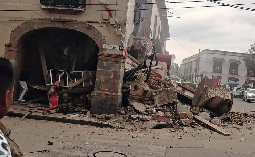 Fachada del inmueble afectado en los portales del centro de Ixtlahuaca tras el colapso registrado la tarde de este domingo. Foto Especial