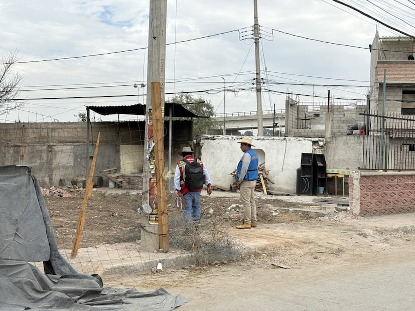 Cecilia Montes, funcionaria de la SICT, explicó que en zonas como Av. Morelos el daño se agravó porque las casas estaban construidas sobre relleno y terreno húmedo, no solo por la vibración del tren. Foto Arturo Contreras / El Universal