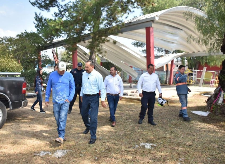Elementos de Protección Civil realizan dictámenes técnicos en domos y estructuras metálicas dañadas por el peso del hielo. Foto Especial