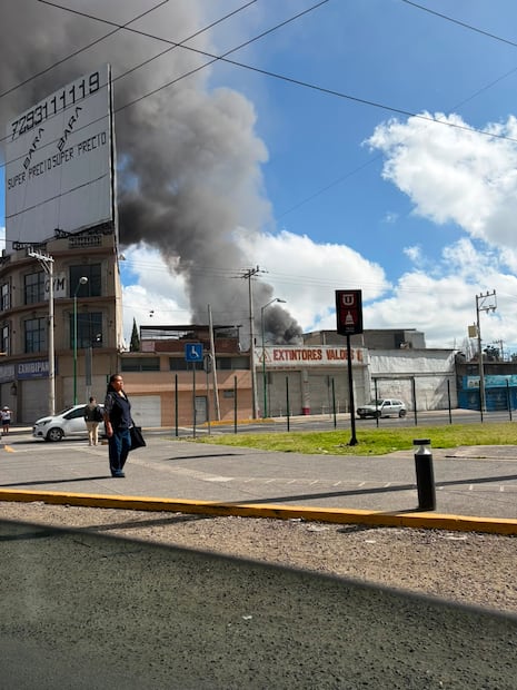 La estructura de la bodega colapsó y el inmueble no contaba con razón social ni licencia de funcionamiento. Hasta el momento se desconocen las causas que originaron el fuego. Foto: Abigail Alcántara/ El Universal