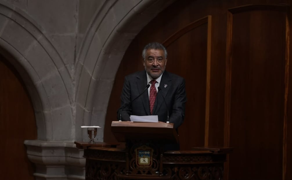 El secretario general de Gobierno, Horacio Duarte Olivares, durante su comparecencia ante el Pleno de la 62 Legislatura estatal. Foto Alejandro Vargas / El Universal