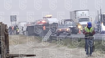 Docena de heridos deja volcadura de combi en el Circuito Exterior Mexiquense