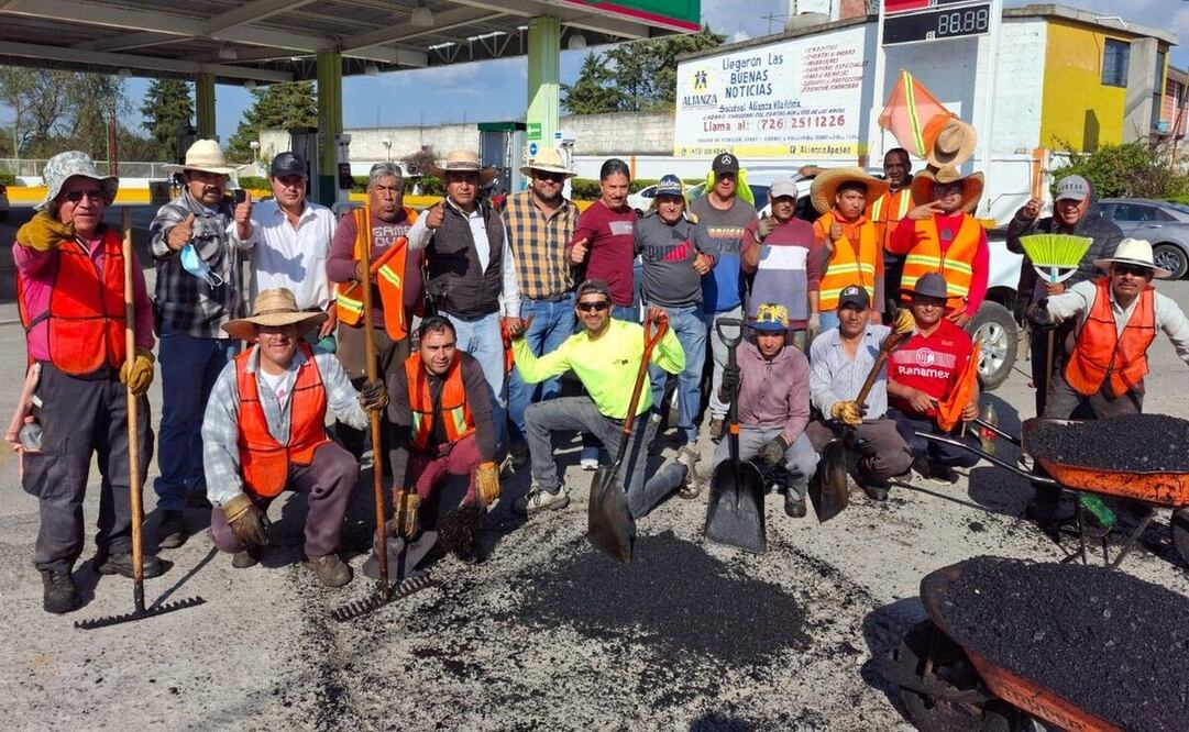 Un grupo de 30 taxistas realizaron el trabajo de bacheo en la carretera Toluca-Villa Victoria. Foto: Especial.