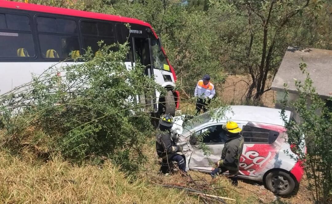 Así quedaron las unidades tras el fuerte choque en la zona de Santa María Tlalmimilolpan, municipio de Lerma. Foto Especial
