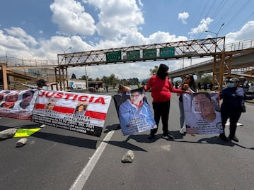 Colapsa la México-Toluca: Familiares de desaparecidos cierran la vía a la altura de Plazas Outlet