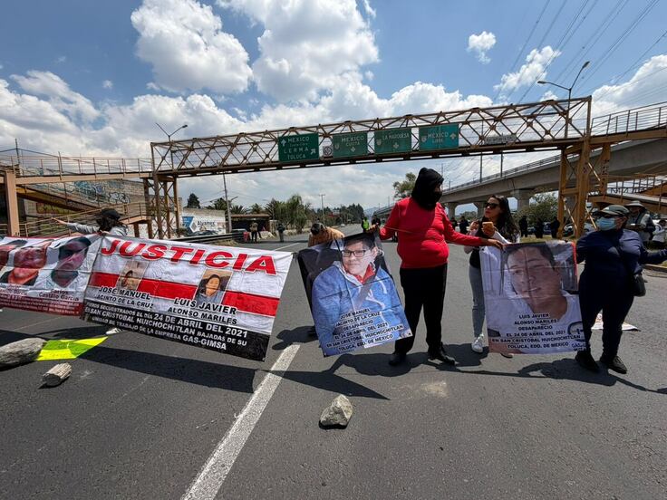 Colapsa la México-Toluca: Familiares de desaparecidos cierran la vía a la altura de Plazas Outlet