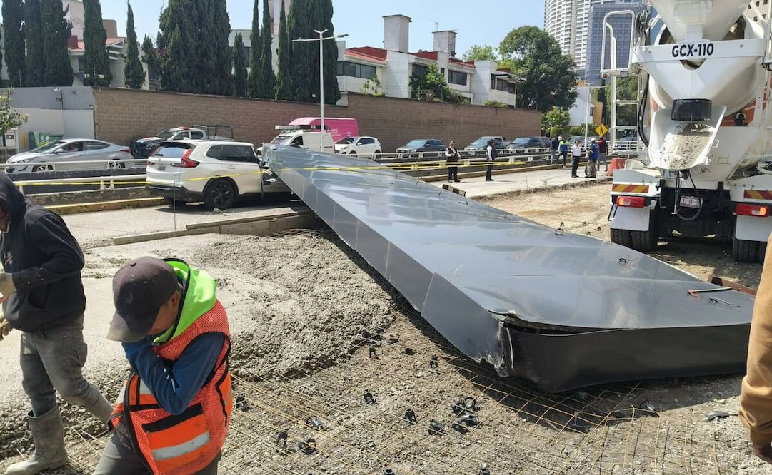 De acuerdo con las primeras indagatorias, la estructura aparentemente cayó tras recibir un golpe durante las maniobras de una olla de concreto sobre La Barranca. Foto especial