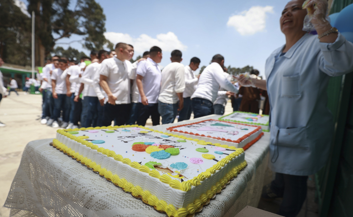 Los menores internos revivieron su infancia a través de juegos, canciones y dinámicas que los hicieron volver a jugar. Foto: Alejandro Vargas / El Universal Edomex