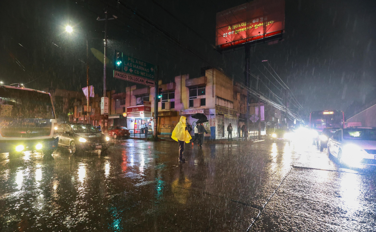El Valle de Toluca sufre graves inundaciones, con daños a vehículos y vialidades colapsadas. Foto: Alejandro Vargas