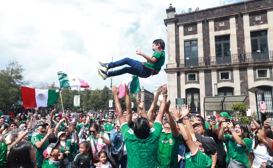 Al grito unísono de “¡México!”, cientos de aficionados toluqueños se congregaron en los puntos más emblemáticos de la capital mexiquense. Foto Especial