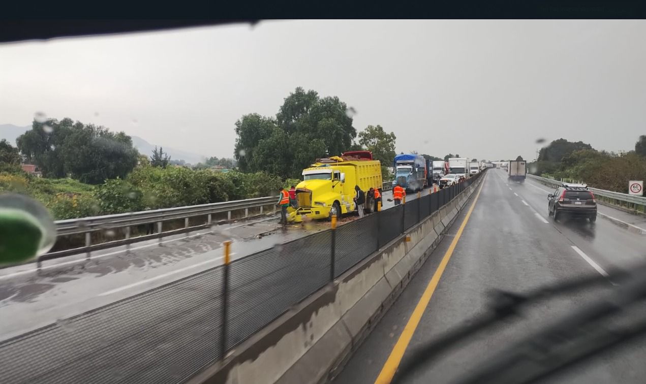 Caos en el CEM; camión tira tierra