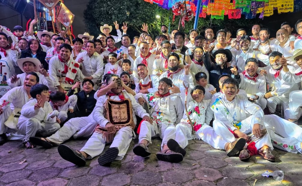 : Integrantes de las cuadrillas de la Danza de los Arrieros durante su presentación frente a la Parroquia del Divino Salvador en Santiago Tilapa. Foto Especial