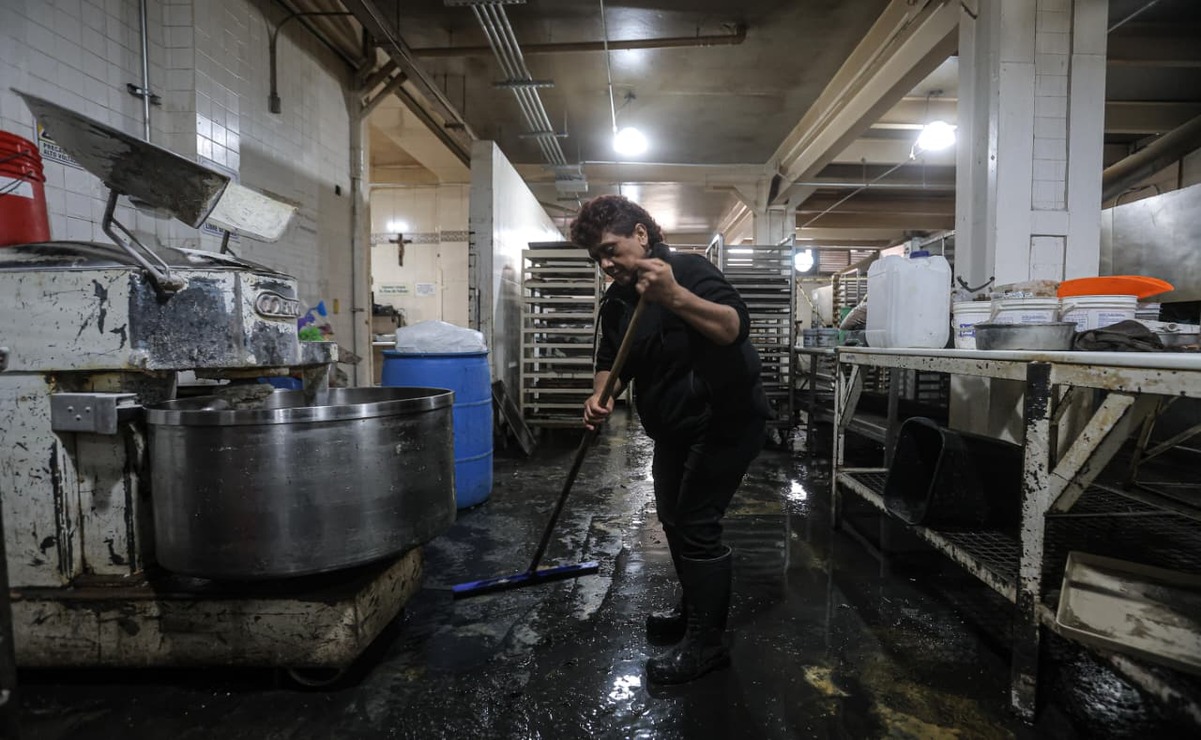 Algunos de los vecinos sin ayuda sacan el agua del interior de sus viviendas / Foto Gabriel Pano