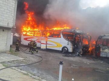 ¡Impactante! Feroz incendio devora autobuses en Toluca con humo visible en gran parte de la ciudad