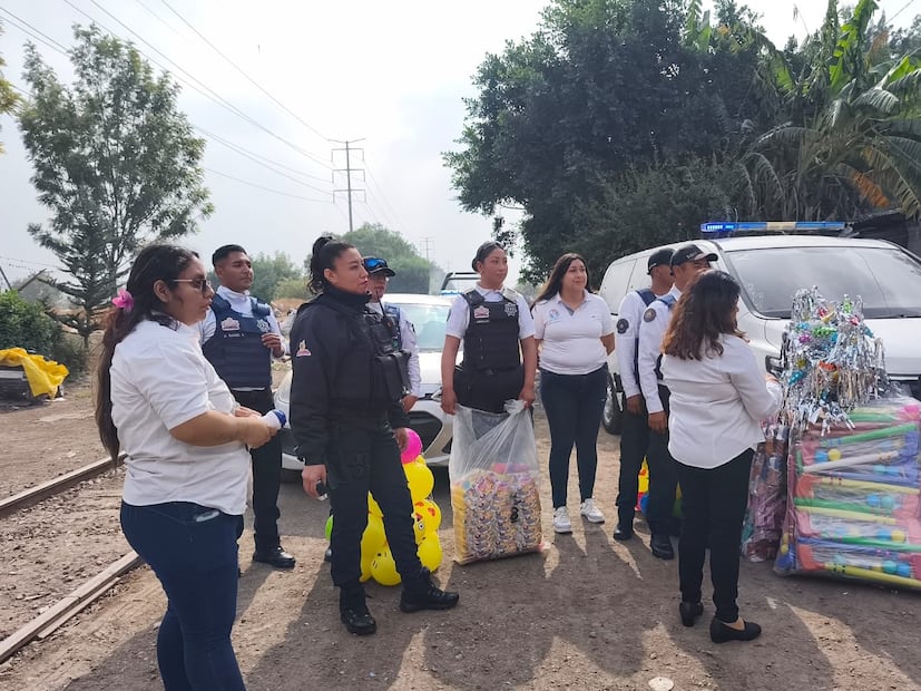 Vecinos y oficiales compartieron momentos de convivencia, rompiendo la barrera de desconfianza que a veces separa a la institución de la sociedad. Foto Emilio Fernández / El Universal